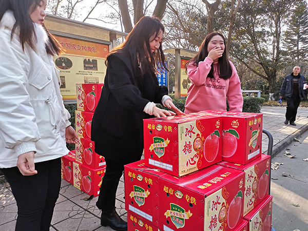 3分享“苹”安 收获硕果_维多利亚vic308首页.jpg