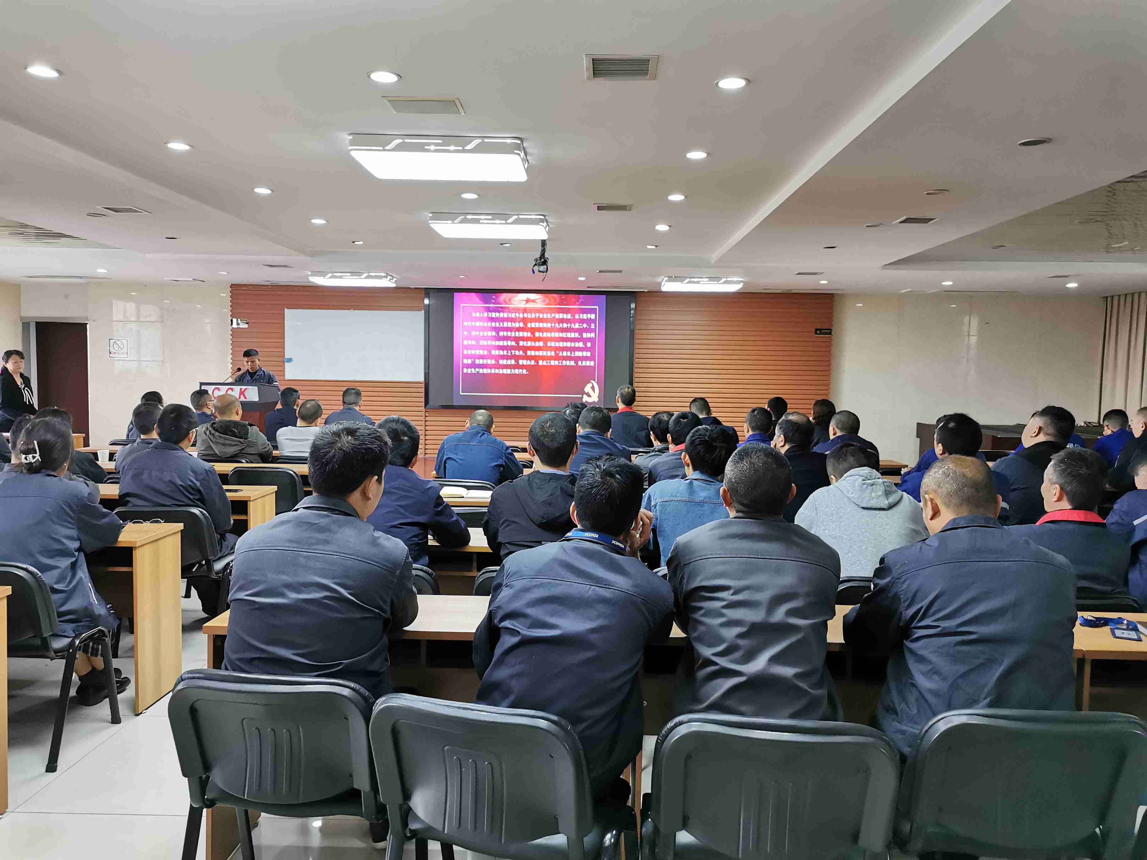 1集团组织开展2021年度 首场安全生产、消防知识培训和消防演练活动_维多利亚vic308首页.jpg