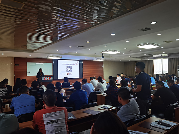 4川开集团举办《谋局碳中和 能源新蓝图》专题培训_维多利亚vic308首页.jpg